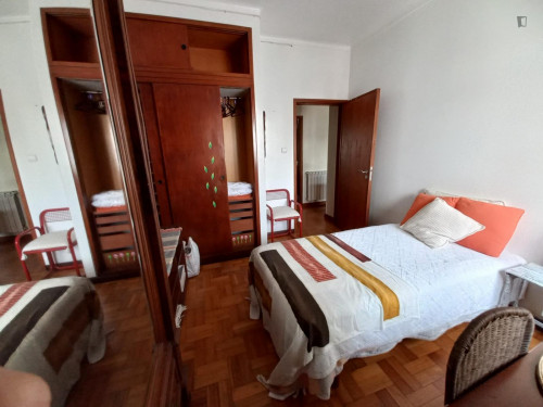 Quarto individual com casa de banho privativa