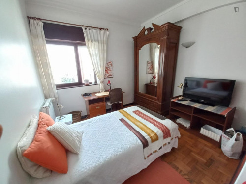 Quarto individual com casa de banho privativa