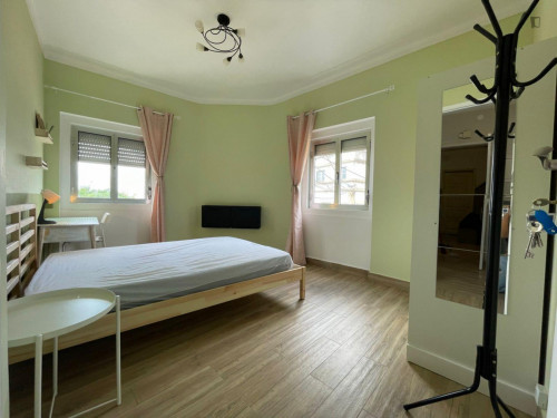 Spacious double bedroom in a 4-bedroom apartment near Instituto Politécnico de Santarém