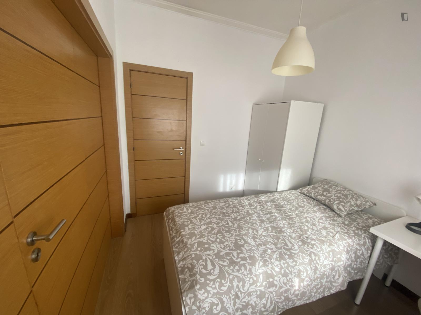 Inviting Double Bedroom Near The Gil Vicente Metro - 1