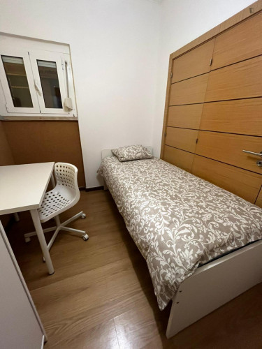 Homely single bedroom in Almada