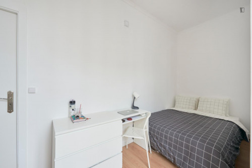 Excellent double bedroom near the Entrecampos train station