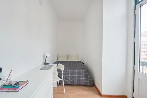 Excellent double bedroom near the Entrecampos train station