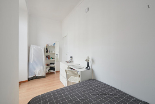 Excellent double bedroom near the Entrecampos train station