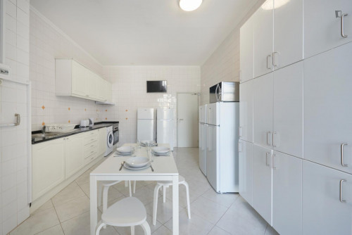 Cute double bedroom not far from the University of Lisbon - Gallery - 7