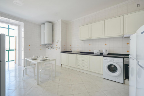 Cute double bedroom not far from the University of Lisbon - Gallery - 5
