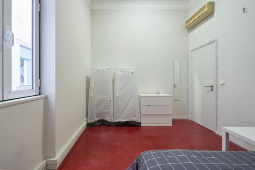 Sunny double bedroom next to the Centro Comercial do Campo Pequeno