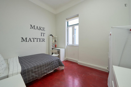 Sunny double bedroom next to the Centro Comercial do Campo Pequeno