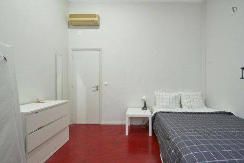 Sunny double bedroom next to the Centro Comercial do Campo Pequeno