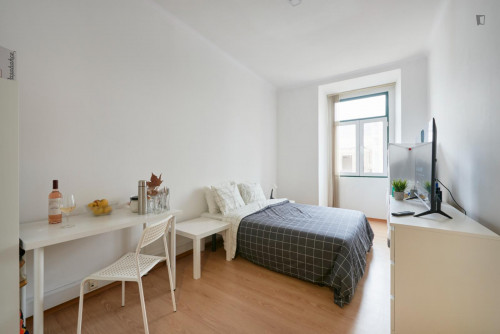 Very bright double bedroom in Entrecampos