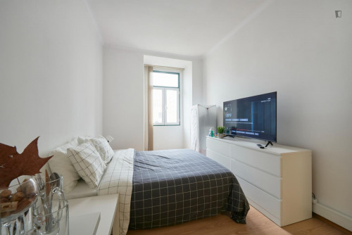 Very bright double bedroom in Entrecampos
