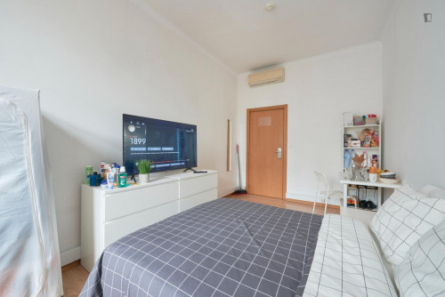 Very bright double bedroom in Entrecampos