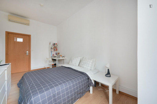 Very bright double bedroom in Entrecampos