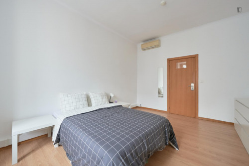 Ample double bedroom near the Campo Pequeno metro
