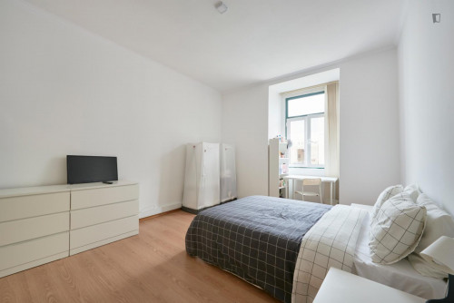 Ample double bedroom near the Campo Pequeno metro