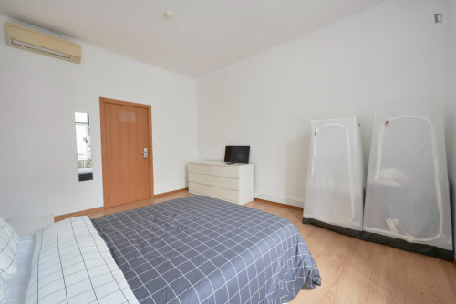 Ample double bedroom near the Campo Pequeno metro