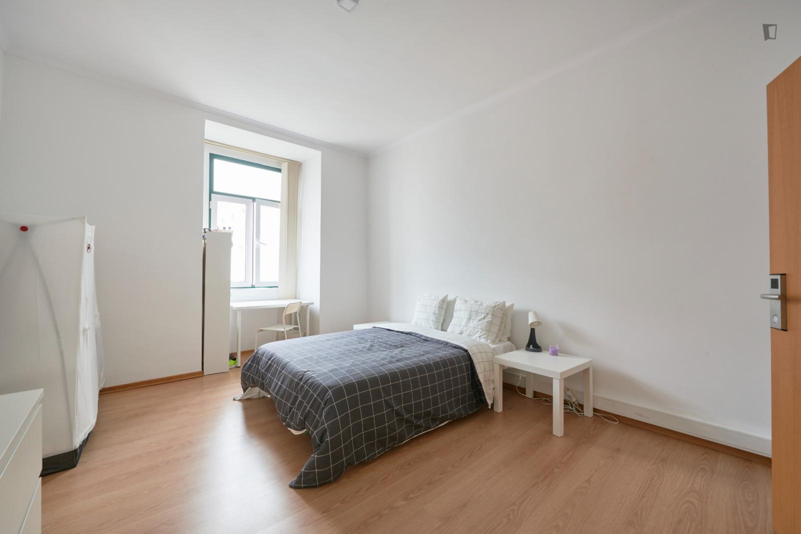  Ample Double Bedroom Near The Campo Pequeno Metro  -  Ample double bedroom near the Campo Pequeno metro  - Gallery -  1