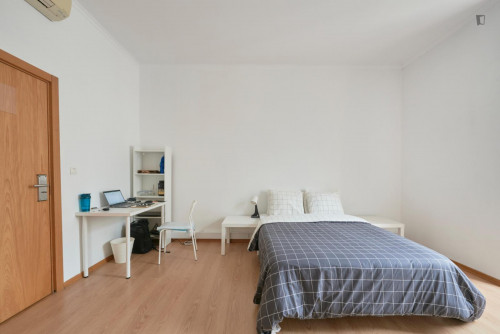 Big double bedroom in Entrecampos