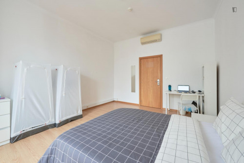 Big double bedroom in Entrecampos