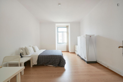 Big double bedroom in Entrecampos