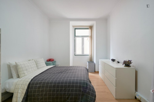 Exquisite double bedroom near the Entrecampos transport station
