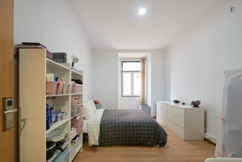 Exquisite double bedroom near the Entrecampos transport station