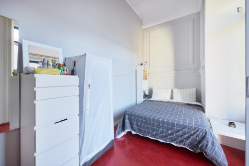 Bright double bedroom not far from Instituto Superior Técnico