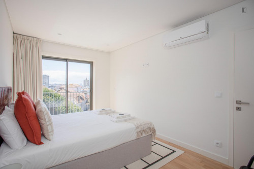 Luminous 3-Bedroom apartment with balcony near Faria Guimarães metro station