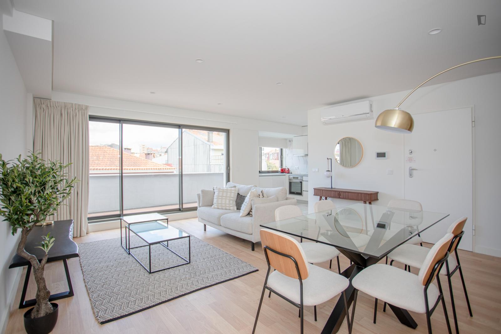  Luminous 3-Bedroom Apartment With Balcony Near Faria Guimarães Metro Station  -  Luminous 3-Bedroom apartment with balcony near Faria Guimarães metro station  - Gallery -  1