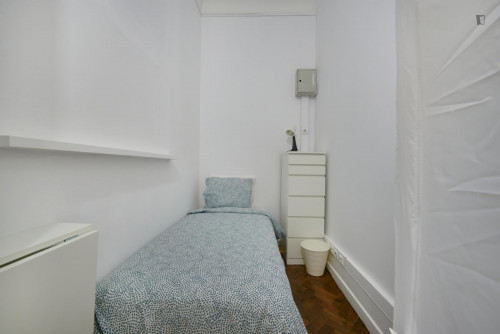 Compact single bedroom without window in a shared apartment, near Eduardo VII Park