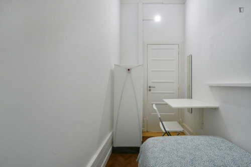 Compact single bedroom without window in a shared apartment, near Eduardo VII Park