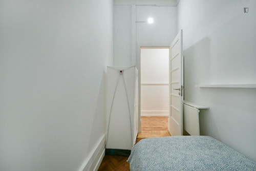 Compact single bedroom without window in a shared apartment, near Eduardo VII Park