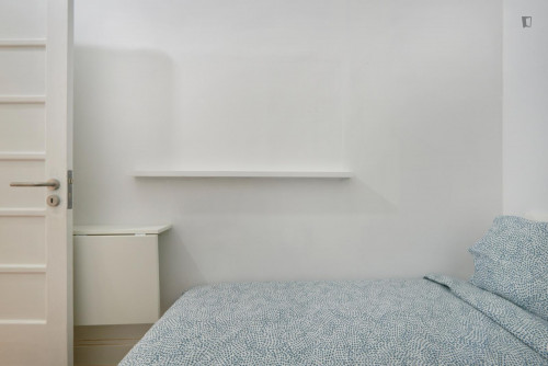 Compact single bedroom without window in a shared apartment, near Eduardo VII Park