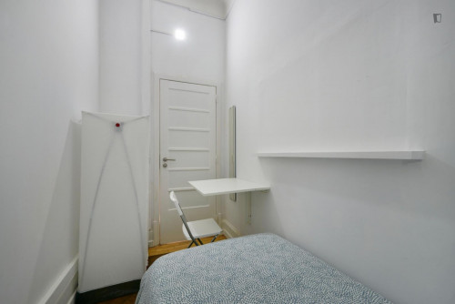 Compact single bedroom without window in a shared apartment, near Eduardo VII Park  - Gallery -  5