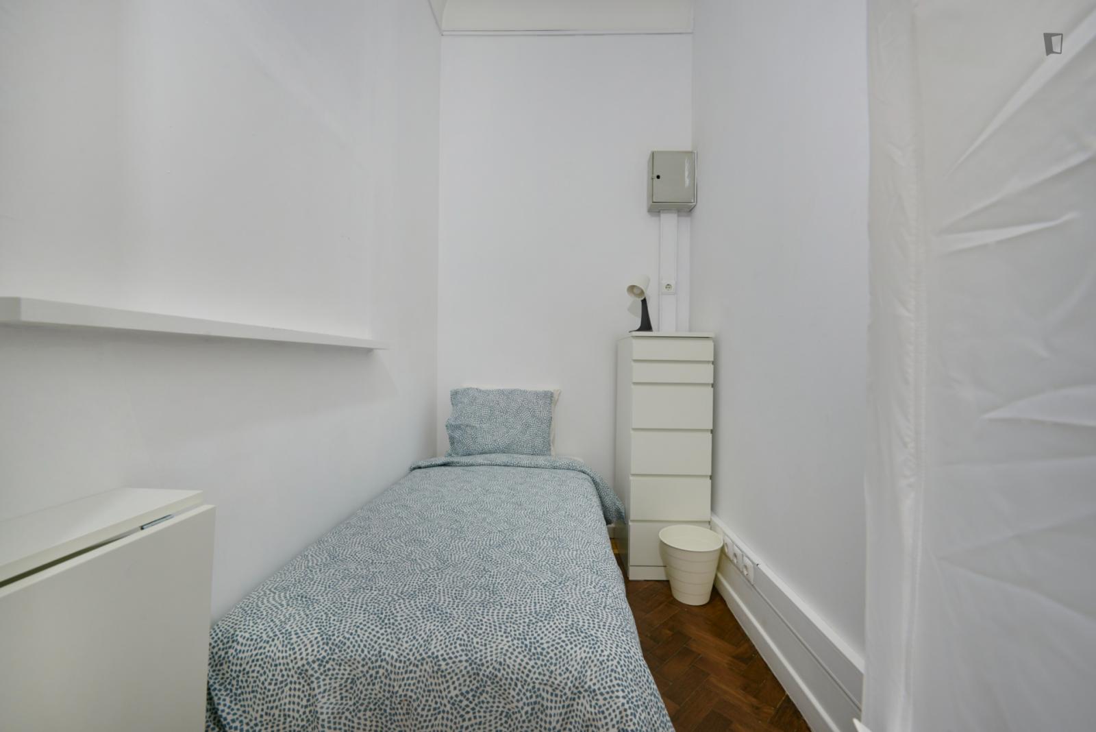  Compact Single Bedroom Without Window In A Shared Apartment, Near Eduardo VII Park  -  Compact single bedroom without window in a shared apartment, near Eduardo VII Park  - Gallery -  1
