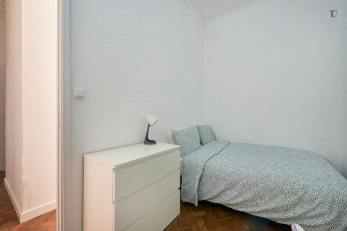 Neat double bedroom without window close to Eduardo VII Park