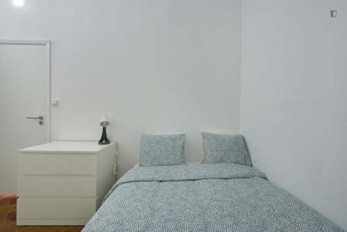 Neat double bedroom without window close to Eduardo VII Park
