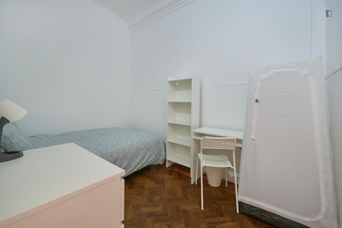 Neat double bedroom without window close to Eduardo VII Park