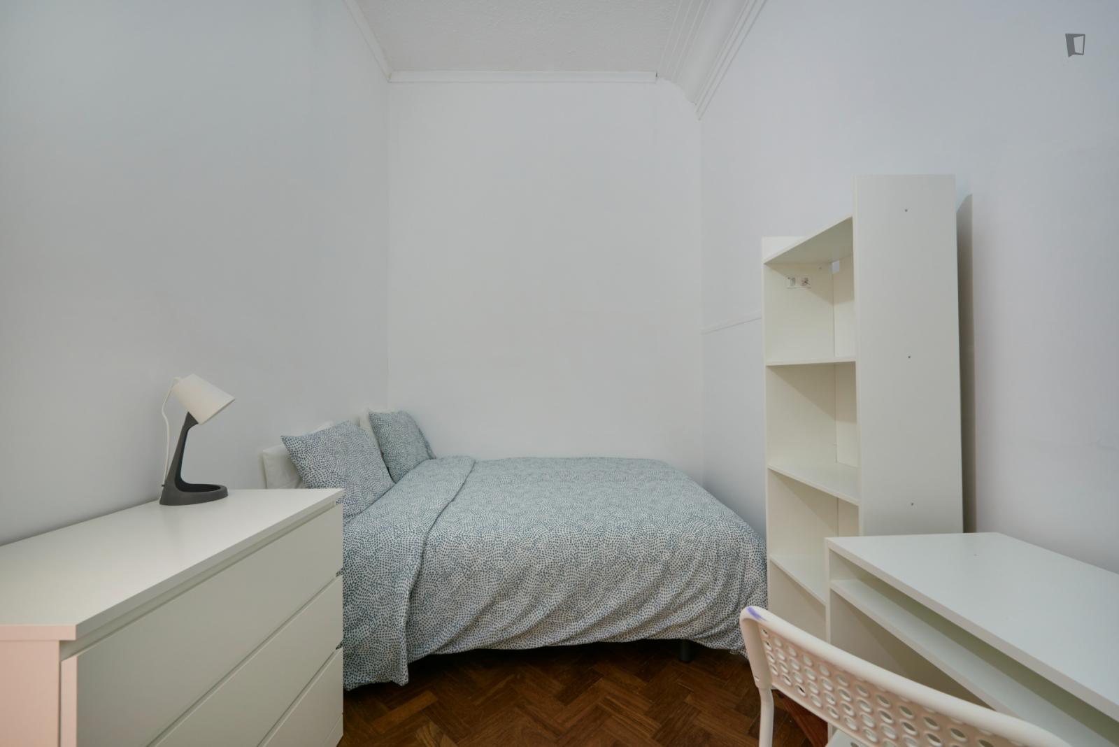  Neat Double Bedroom Without Window Close To Eduardo VII Park  -  Neat double bedroom without window close to Eduardo VII Park  - Gallery -  1