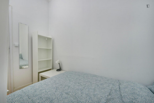 Small double bedroom without window in Marquês de Pombal area  - Gallery -  5