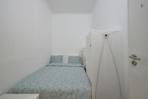 Small double bedroom without window in Marquês de Pombal area