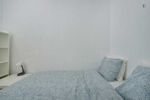 Small double bedroom without window in Marquês de Pombal area