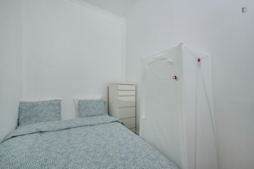 Small double bedroom without window in Marquês de Pombal area