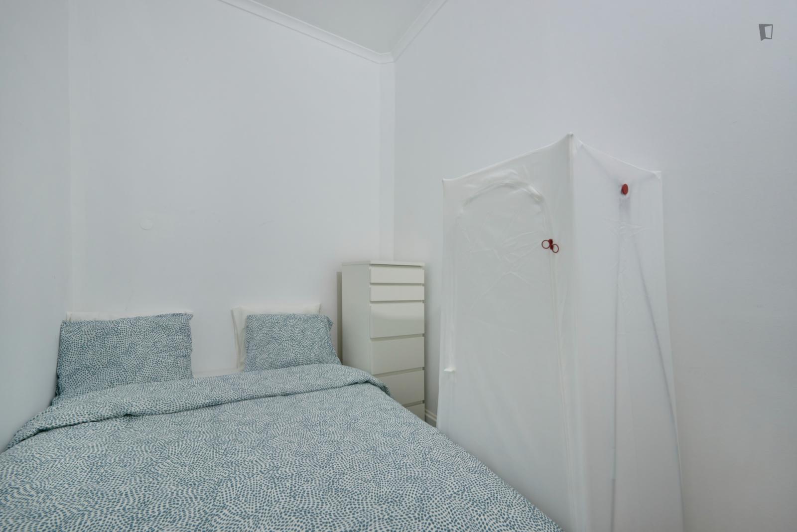  Small Double Bedroom Without Window In Marquês De Pombal Area  -  Small double bedroom without window in Marquês de Pombal area  - Gallery -  1
