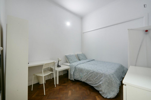 Cosy double bedroom without window close to Praça do Marquês de Pombal