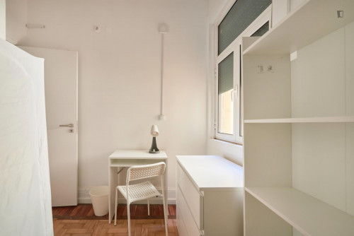 Sunny double bedroom close to Marquês de Pombal metro station  - Gallery -  5