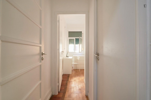 Sunny double bedroom close to Marquês de Pombal metro station