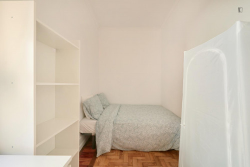 Sunny double bedroom close to Marquês de Pombal metro station