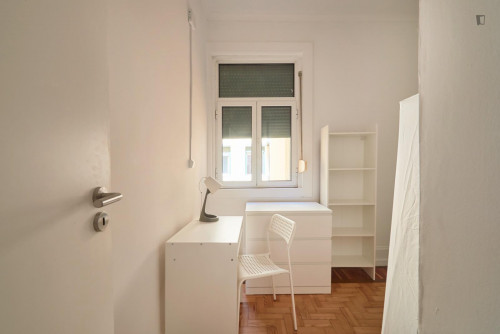 Sunny double bedroom close to Marquês de Pombal metro station