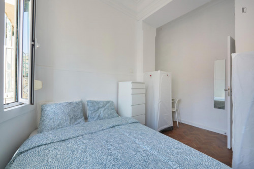 Comfy double bedroom in a 15-Bedroom apartment, close to Amoreiras Shopping Centre